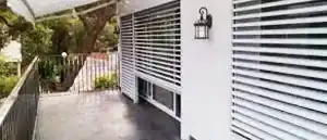 Persianas automáticas y puertas baraja en negocios - Cerrajero La Barrosa
